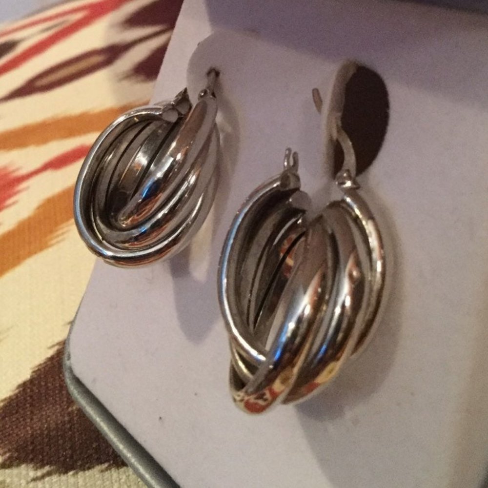 🎇🎇14kt WHITE GOLD GRADUATED RIBBED EARRING🎇🎇